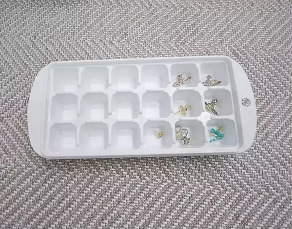 小さなピアスが取り出せないなら？　製氷皿を使う驚きの理由に「めっちゃ便利」「なるほど」