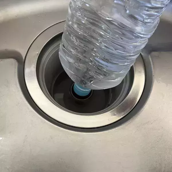 空のペットボトルに袋を被せると？　排水口掃除の裏技に「思いつかなかった」「超賢い」