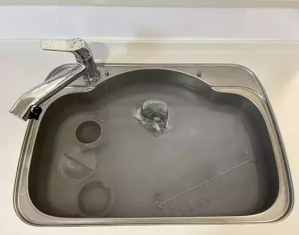 空のペットボトルに袋を被せると？　排水口掃除の裏技に「思いつかなかった」「超賢い」