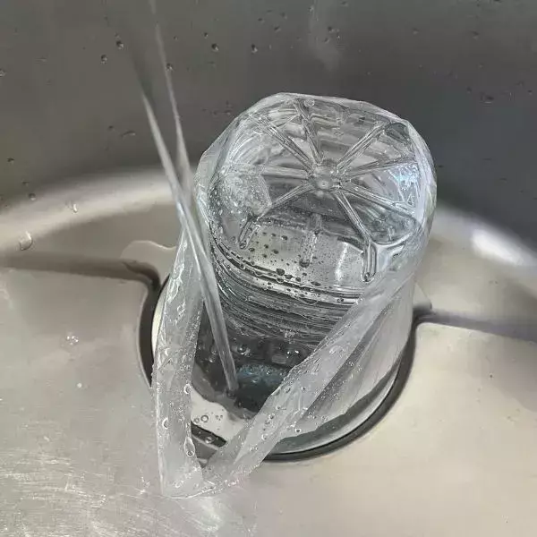 空のペットボトルに袋を被せると？　排水口掃除の裏技に「思いつかなかった」「超賢い」