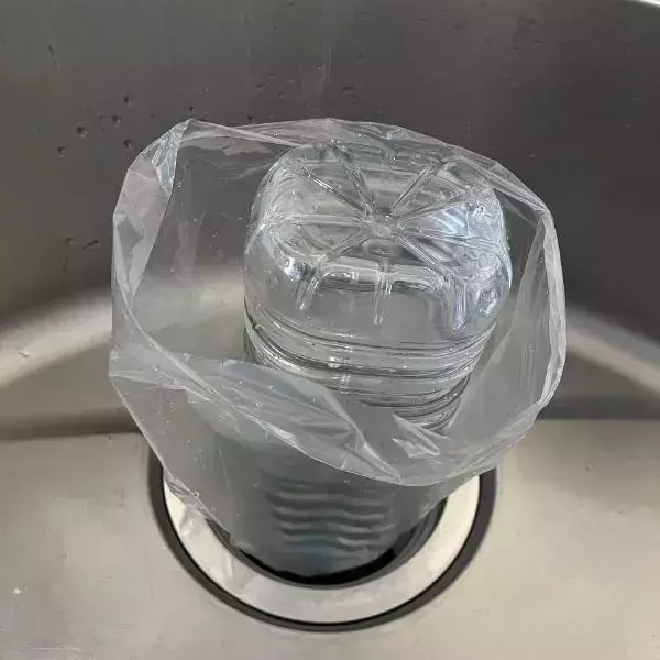 空のペットボトルに袋を被せると？　排水口掃除の裏技に「思いつかなかった」「超賢い」