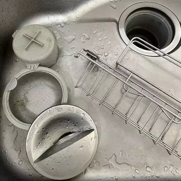 空のペットボトルに袋を被せると？　排水口掃除の裏技に「思いつかなかった」「超賢い」