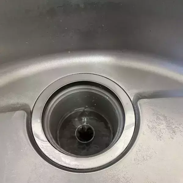 空のペットボトルに袋を被せると？　排水口掃除の裏技に「思いつかなかった」「超賢い」