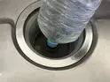 空のペットボトルに袋を被せると？　排水口掃除の裏技に「思いつかなかった」「超賢い」