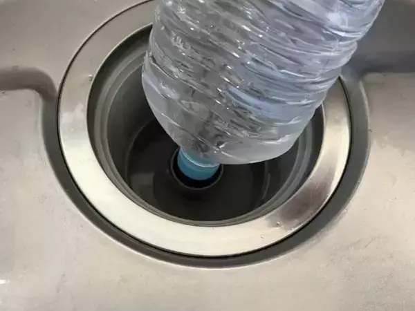 空のペットボトルに袋を被せると？　排水口掃除の裏技に「思いつかなかった」「超賢い」