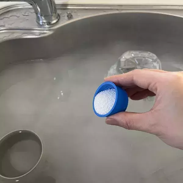 空のペットボトルに袋を被せると？　排水口掃除の裏技に「思いつかなかった」「超賢い」