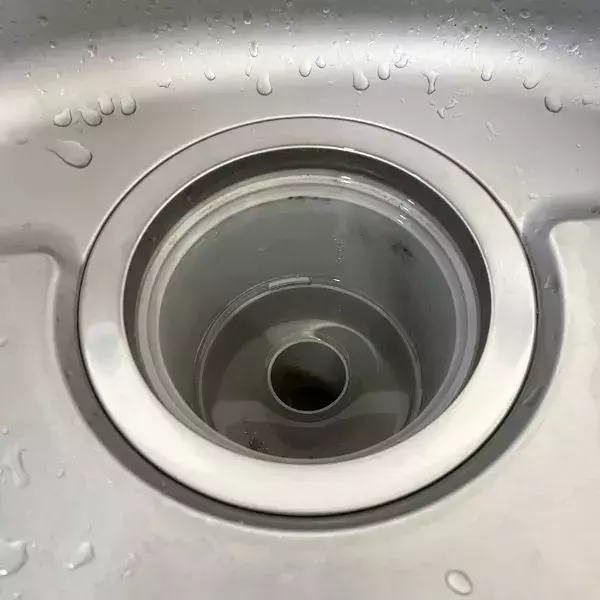 空のペットボトルに袋を被せると？　排水口掃除の裏技に「思いつかなかった」「超賢い」