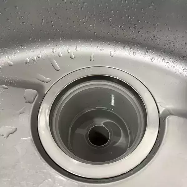 空のペットボトルに袋を被せると？　排水口掃除の裏技に「思いつかなかった」「超賢い」