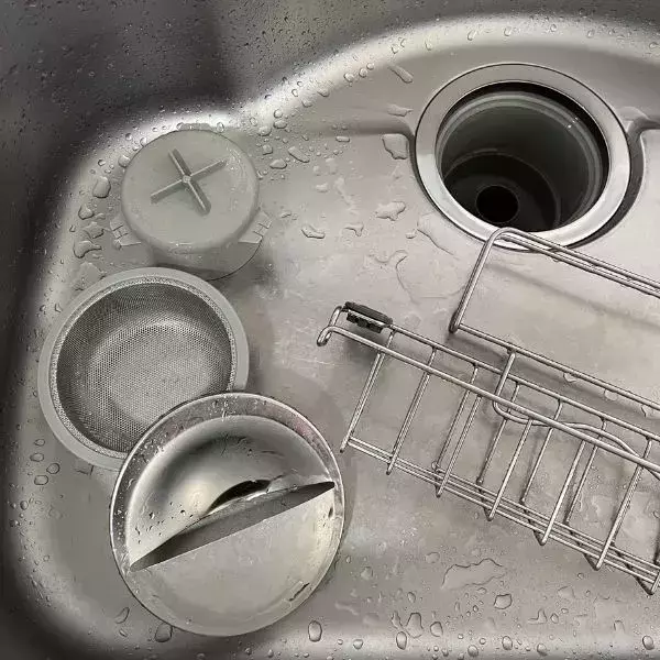 空のペットボトルに袋を被せると？　排水口掃除の裏技に「思いつかなかった」「超賢い」