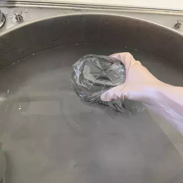 空のペットボトルに袋を被せると？　排水口掃除の裏技に「思いつかなかった」「超賢い」