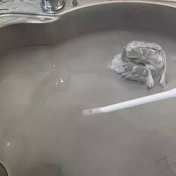 空のペットボトルに袋を被せると？　排水口掃除の裏技に「思いつかなかった」「超賢い」