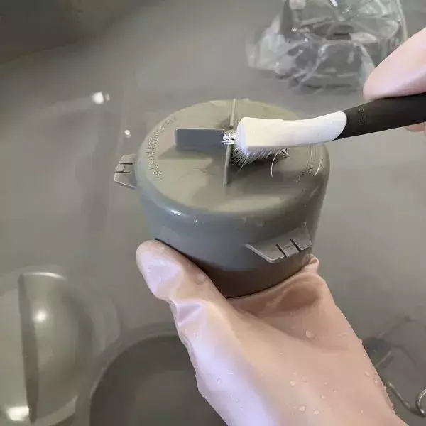 空のペットボトルに袋を被せると？　排水口掃除の裏技に「思いつかなかった」「超賢い」