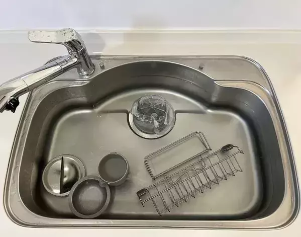 空のペットボトルに袋を被せると？　排水口掃除の裏技に「思いつかなかった」「超賢い」