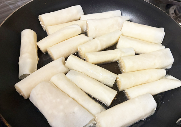 エノキと春巻きの皮で…　15分で作れる簡単おかずに「箸が止まらなくなる」