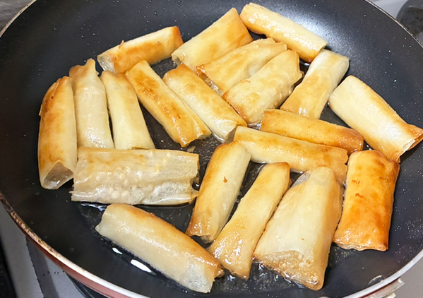 エノキと春巻きの皮で…　15分で作れる簡単おかずに「箸が止まらなくなる」