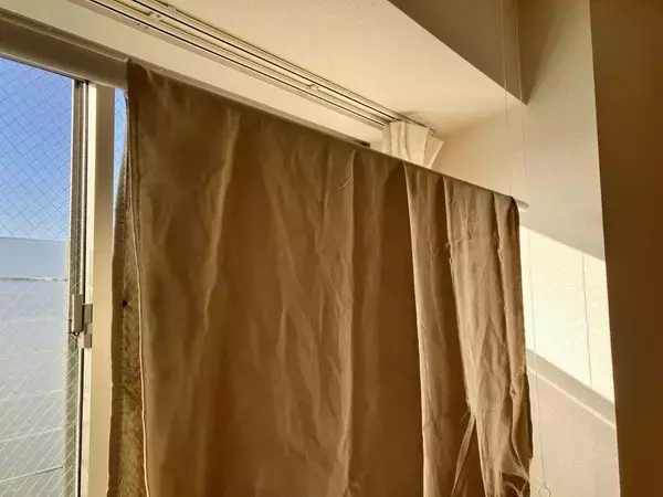 フックを外すのが面倒なら？　カーテンの手軽な洗濯術に「早く知りたかった」「今週末やる」【洗濯の裏技4選】