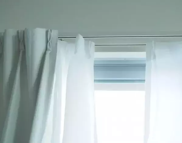 フックを外すのが面倒なら？　カーテンの手軽な洗濯術に「早く知りたかった」「今週末やる」【洗濯の裏技4選】