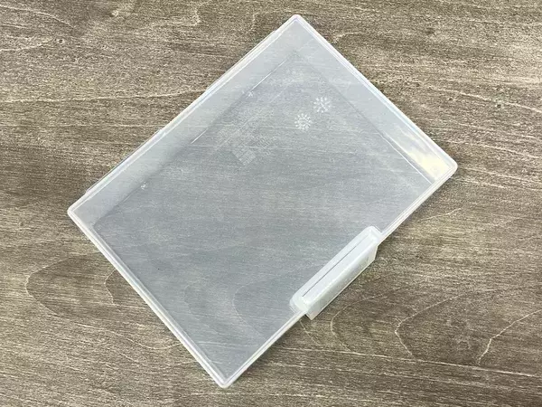 もうおにぎりをカバンの中でつぶさない！　ダイソー『はがき整理ケース』の“じゃない使い方”