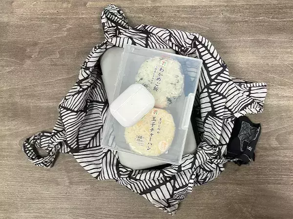 もうおにぎりをカバンの中でつぶさない！　ダイソー『はがき整理ケース』の“じゃない使い方”