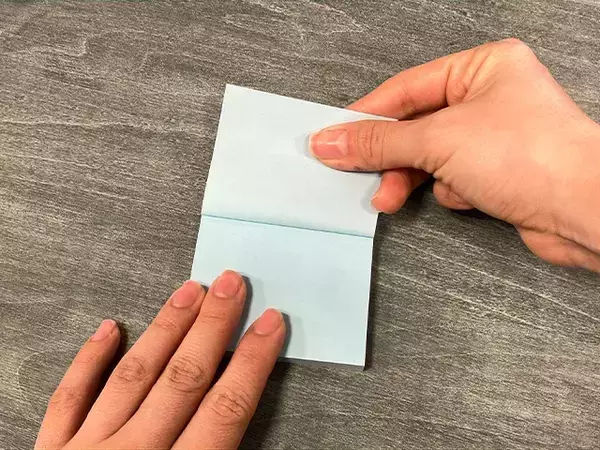 付箋、正しく剥がせてる？　クルンと丸まらないコツは“向き”が重要だった