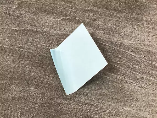 付箋、正しく剥がせてる？　クルンと丸まらないコツは“向き”が重要だった