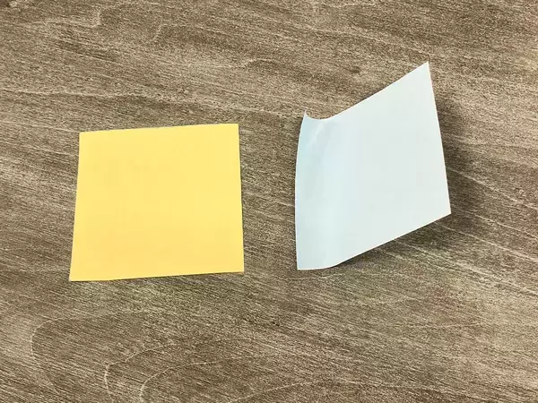 付箋、正しく剥がせてる？　クルンと丸まらないコツは“向き”が重要だった