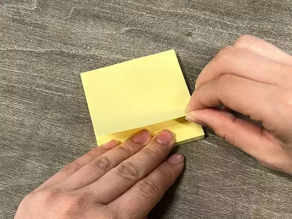 付箋、正しく剥がせてる？　クルンと丸まらないコツは“向き”が重要だった