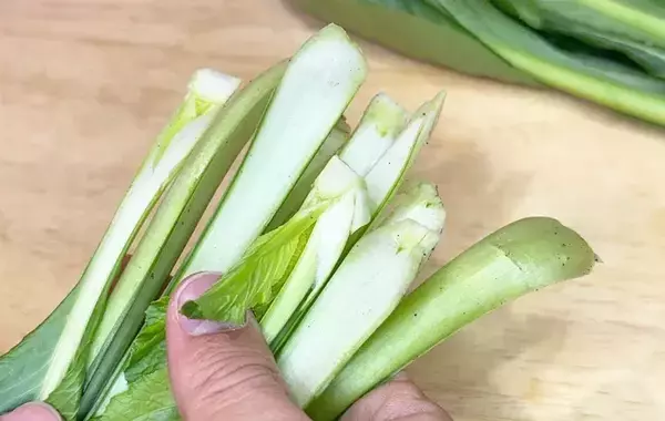 小松菜の根っこ、無駄に切ってない？　正しいカット方法に「食べるところが増えた」
