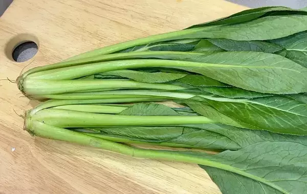 小松菜の根っこ、無駄に切ってない？　正しいカット方法に「食べるところが増えた」