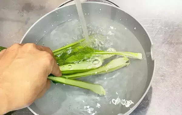 小松菜の根っこ、無駄に切ってない？　正しいカット方法に「食べるところが増えた」