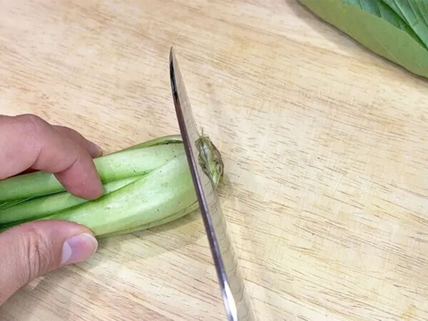 小松菜の根っこ、無駄に切ってない？　正しいカット方法に「食べるところが増えた」