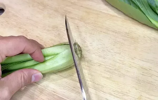 小松菜の根っこ、無駄に切ってない？　正しいカット方法に「食べるところが増えた」