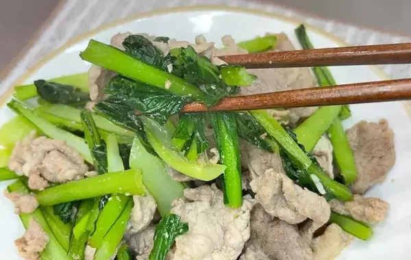 小松菜の根っこ、無駄に切ってない？　正しいカット方法に「食べるところが増えた」