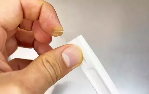 黒ずみやカス汚れにはコレ！　ダイソーの『ヘラ』で叶える掃除術に「きれいにできるからやる気が出る」