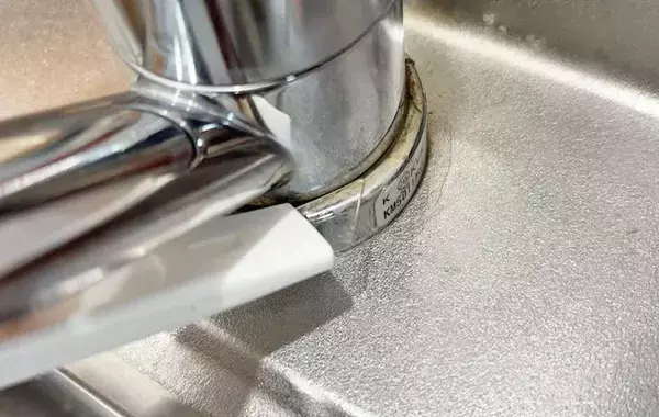 黒ずみやカス汚れにはコレ！　ダイソーの『ヘラ』で叶える掃除術に「きれいにできるからやる気が出る」