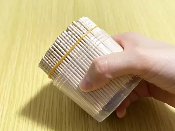 5秒で完成！　爪楊枝が倒れても散らばらない方法に「絶対にやる」
