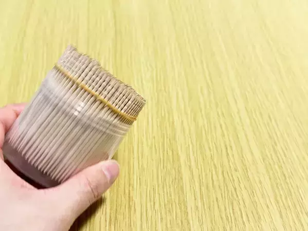 5秒で完成！　爪楊枝が倒れても散らばらない方法に「絶対にやる」