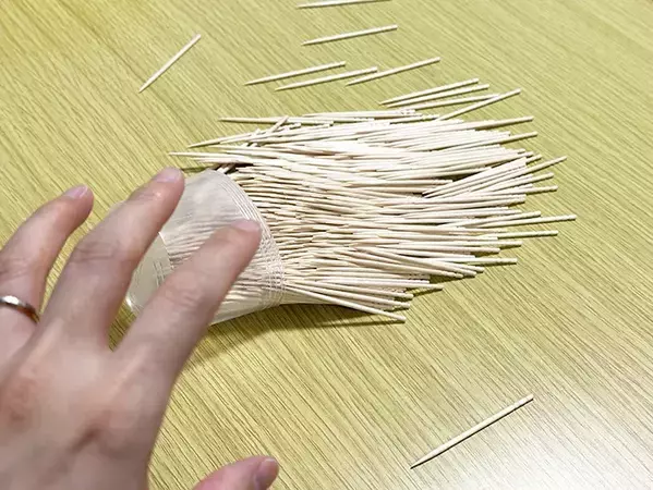 5秒で完成！　爪楊枝が倒れても散らばらない方法に「絶対にやる」