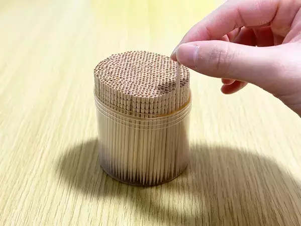 5秒で完成！　爪楊枝が倒れても散らばらない方法に「絶対にやる」