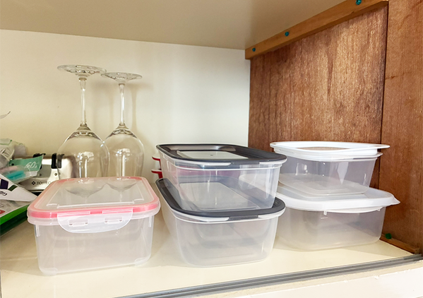 保存容器のかさばる悩みが解決！　試して感動した『ブックエンド』活用の収納テクがこちら