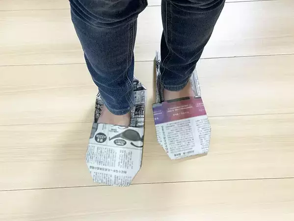 避難時や避難所生活で靴がない時に　新聞紙で作る即席スリッパ　「覚えておきたい」