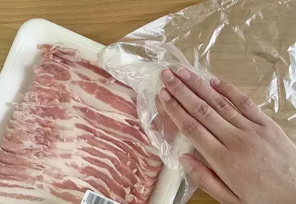 まだ指先でこすってる？　なかなか開かないポリ袋、『肉のパック』であっさり解決！
