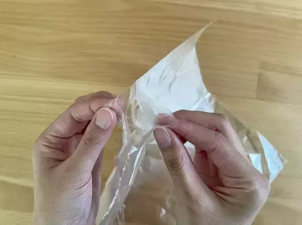まだ指先でこすってる？　なかなか開かないポリ袋、『肉のパック』であっさり解決！