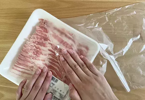まだ指先でこすってる？　なかなか開かないポリ袋、『肉のパック』であっさり解決！