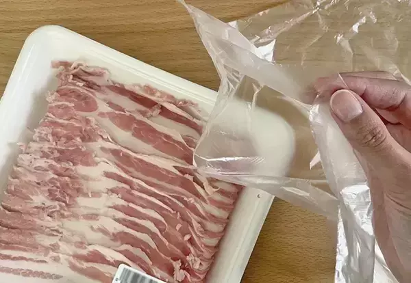 まだ指先でこすってる？　なかなか開かないポリ袋、『肉のパック』であっさり解決！
