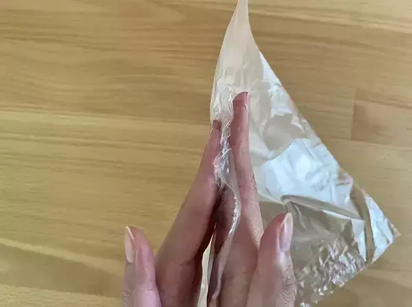 まだ指先でこすってる？　なかなか開かないポリ袋、『肉のパック』であっさり解決！