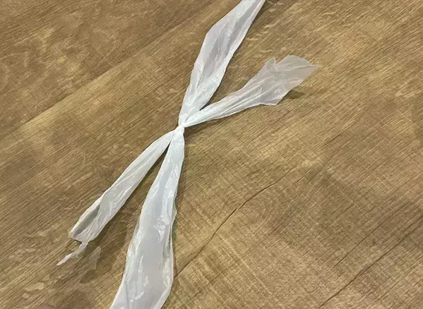 ビニール袋を『紐』に　雑誌や本を捨てる時に便利な代用方法に挑戦