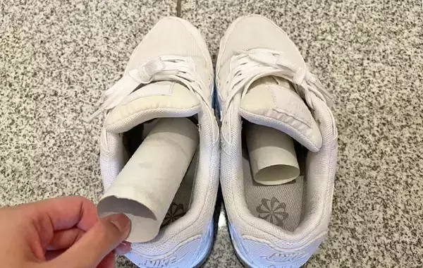 捨てるはずの『トイレットペーパーの芯』を再利用！　0円で作れるスニーカー用消臭剤