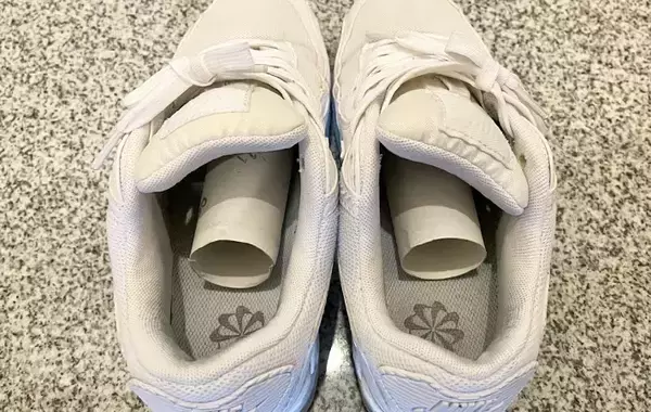 捨てるはずの『トイレットペーパーの芯』を再利用！　0円で作れるスニーカー用消臭剤