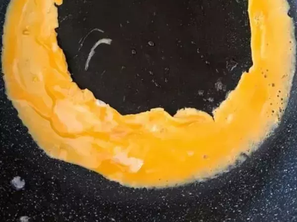 いつもの卵焼きが激変！　フライパンでくるくる巻くだけの『バラ卵』に「お弁当箱の救世主」